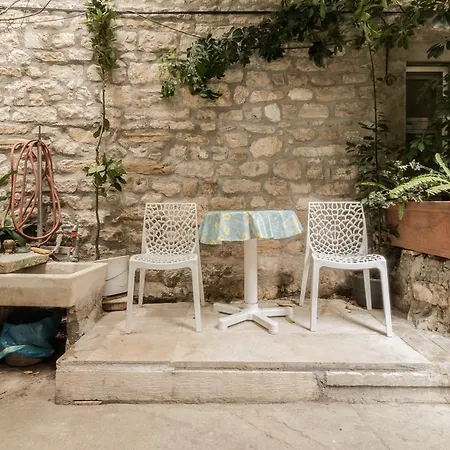 Adriana Downtown Πανσιόν